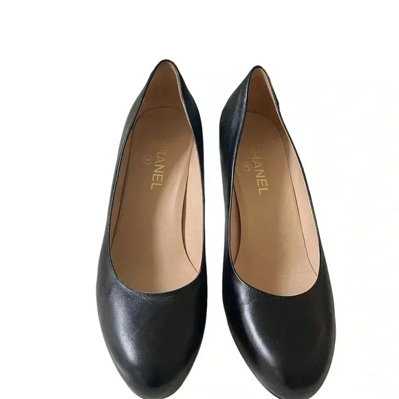 Chanel Black Leather CC Round Toe Pumps Size 8
Model Chanel number G31298 - Picture 4 of 11